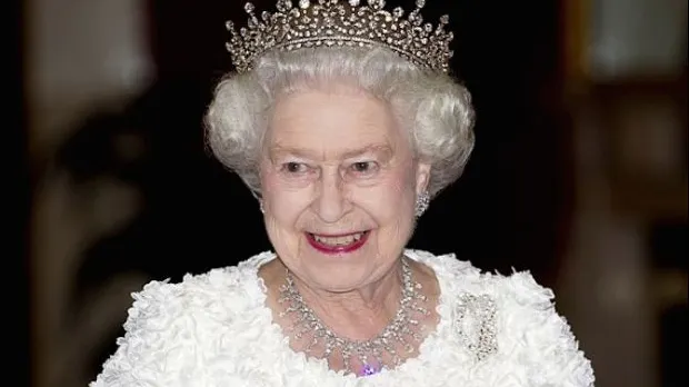 Imagine rară: cum a fost surprinsă Regina Elisabeta, alături de fiul său, Prinţul Charles