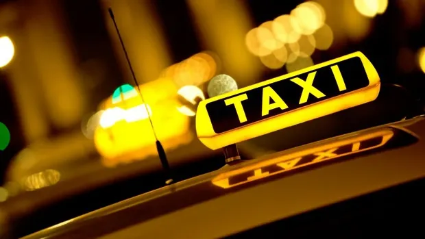 Mergea cu taxiul, când a oprit pe o stradă întunecată. Brusc, şoferul a deschis uşa şi... ŞOC!