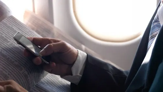 S-a aflat ADEVĂRUL. Ce se întâmplă, de fapt, dacă nu îţi închizi telefonul când zbori cu avionul