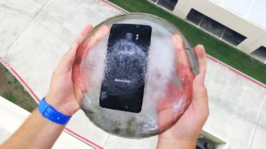 Test extrem cu Galaxy Note 7. Îngheţat şi aruncat de la etaj!