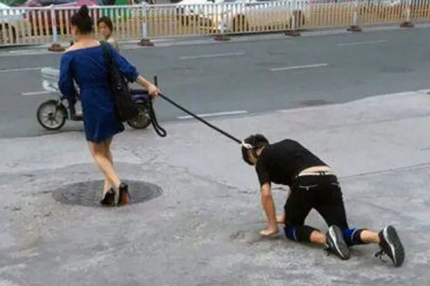O bogătașă din China a ieșit pe stradă cu un bărbat în lesă. Ce au văzut trecătorii e incredibil