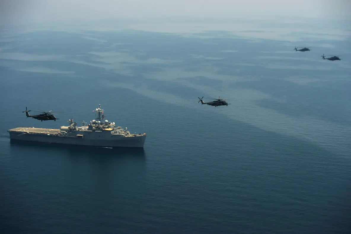 Un distrugător american, atacat cu rachete de militanții susținuți de Iran