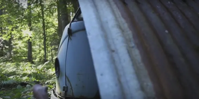 Au descoperit în pădure un VW Bus din 1955, părăsit de 20 de ani. S-au speriat ce au aflat