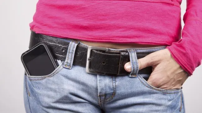 Renunţă să porţi telefonul mobil în buzunar! Poate fi mortal