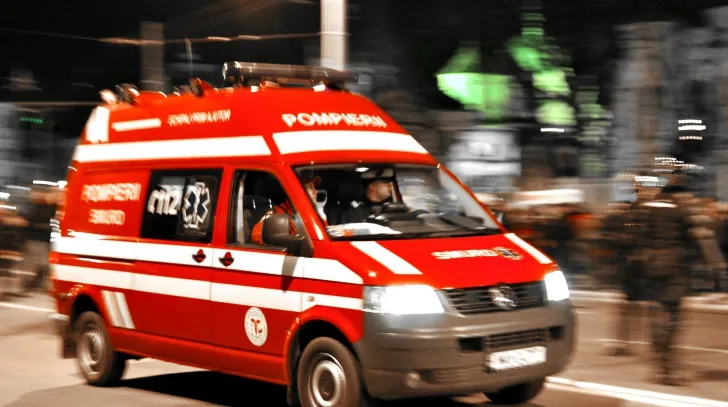 Unul dintre oamenii străzii incendiaţi, aflat în stare critică, NU poate fi transferat la Bucureşti 