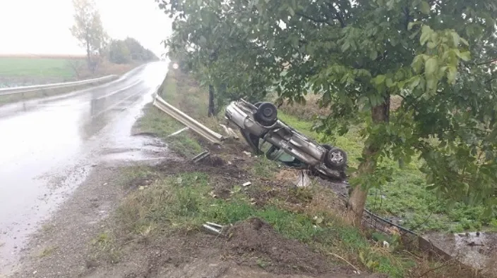 Accident cumplit, în drum spre spital. A derapat şi s-a răsturnat cu maşina în şanţ
