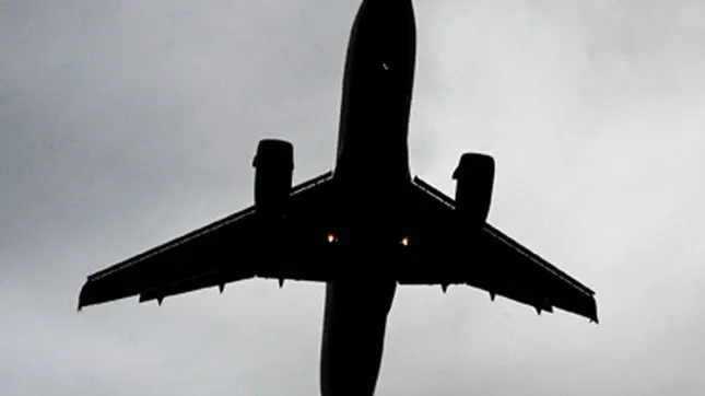 Român dat în urmărire internaţională, arestat după ce a provocat o altercaţie la bordul unui avion