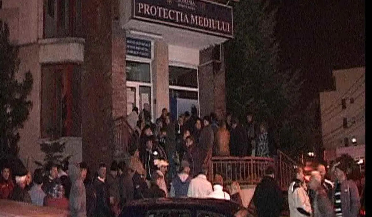 Sute de oameni, la coadă peste noapte ca să depună dosarele pentru Casa Verde