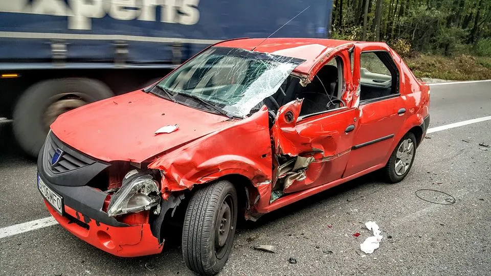Aproape de dramă. Cântăreţ român, grav accident auto. În maşină mai era un artist