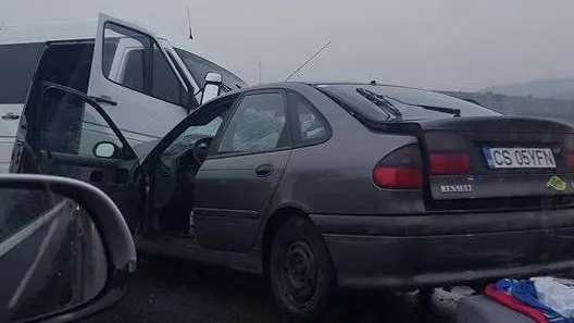 Accident grav de microbuz pe DN 1. 14 persoane rănite. Trei sunt în stare gravă