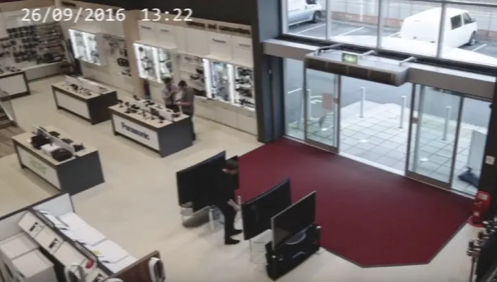 Cel mai ghinionist bărbat? Ce a păţit într-un magazin face înconjurul lumii - VIDEO