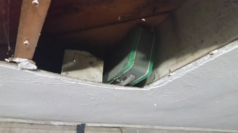 S-au mutat într-o casă nouă şi au găsit două cutii ascunse în pod. Sunt cel mai norocos cuplu!