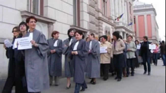 Grefierii au intrat în grevă spontană. Ce solicitări au angajații din tribunale 