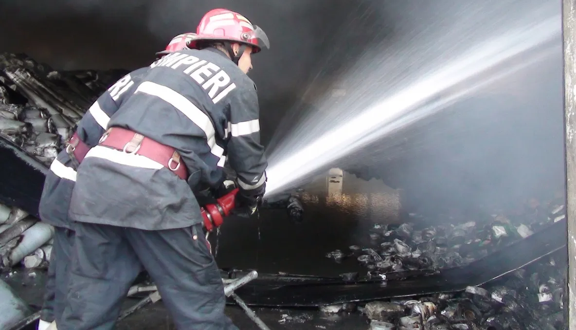 Incendiu în subteran, în Capitală: Fum negru iese pe gurile de aerisire! Circulația, oprită