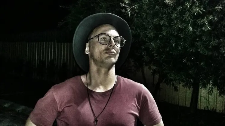 Mașina sa fusese spartă, dar când a văzut ce i-a furat hoțul, a râs. ”Și-a uitat și banii pe scaun”