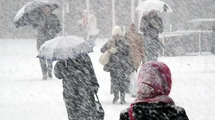ALERTĂ METEO de ultima oră. Ninsori la munte, vânt puternic în mai multe judeţe