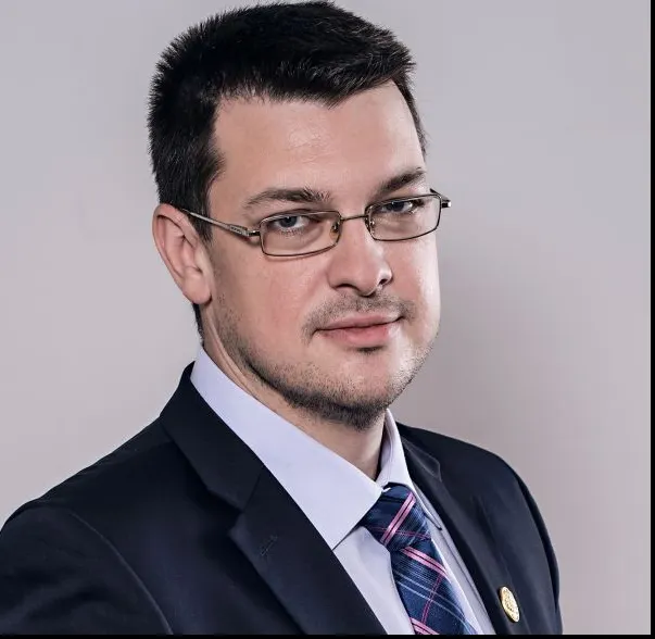 Politica şi sentimentele. Un parlamentar PNL îşi lansează cartea "Scurt tratat despre iubire"