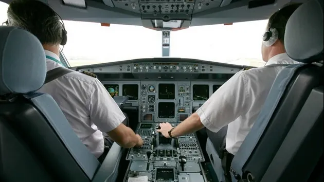 Coronavirus la Tarom: un pilot a fost testat pozitiv. 9 colegi, suspectați