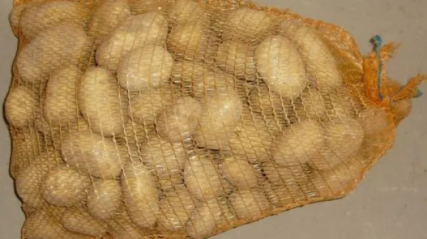 Au cumpărat un sac de cartofi, dar când l-au deschis, au vrut să fugă din casă. Ce a păţit familia
