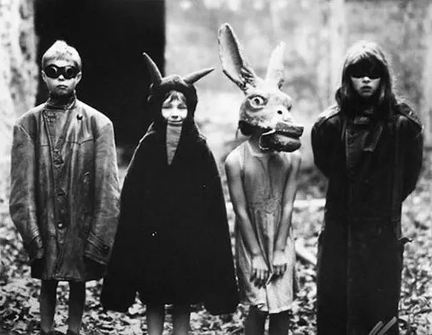 Tu ai face aşa ceva? Acestea sunt cele mai înfricoşatoare costume de Halloween din istorie 