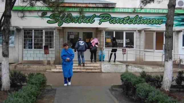 Bebeluşul a murit la câteva ore de la naştere. Au ajuns la medicul legist şi părinţii s-au îngrozit 