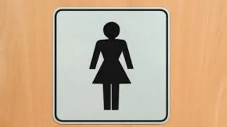 Prezervativ folosit, găsit de o mamă în toaleta unei şcoli din Lugoj: "Era în baia fetelor"