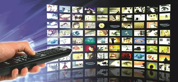 Moment ciudat la o televiziune din România: prezentatorul şi invitaţii s-au îmbrăţişat în direct