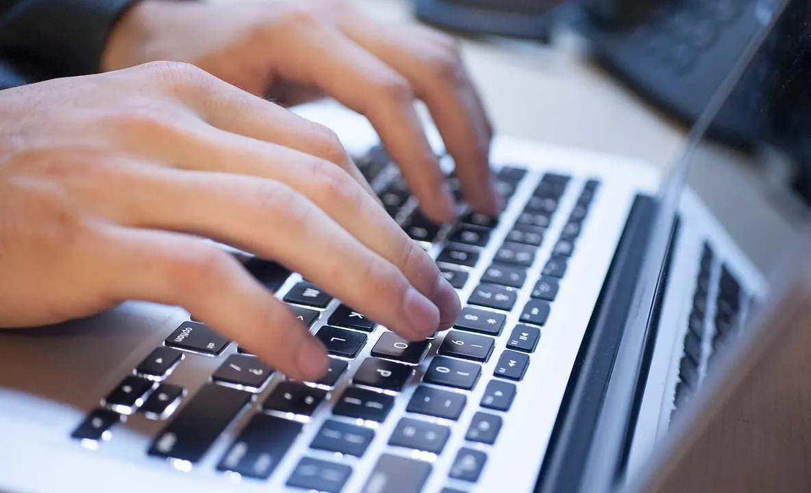 O familie de refugiați își vinde fiica online într-un anunț cutremurător. Polițiștii, șocați