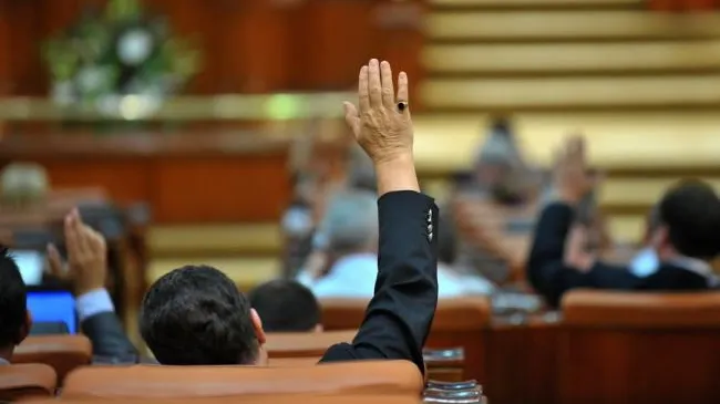Postacii de la Camera Deputaţilor, plătiţi de noi. Anual: 160 000 de euro
