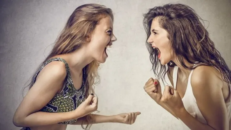 Erau colege de cameră la facultate. Bruneta s-a trezit noaptea şi... ŞOC! Ce i-a făcut blondei