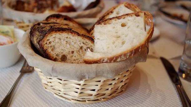 De ce să NU mănânci niciodată pâinea la restaurant