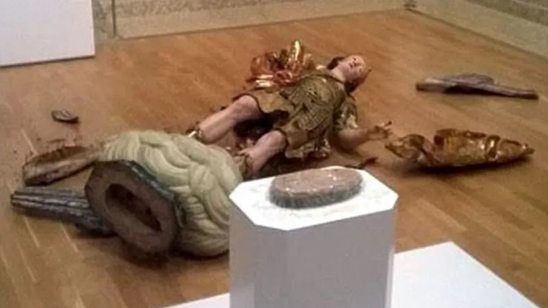 A vrut să îşi facă un selfie şi a distrus o comoară din secolul XVIII