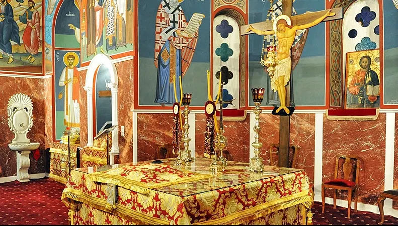 Ce se întâmplă dacă o femeie intră în altar. Singurele situații în care poate păși în el