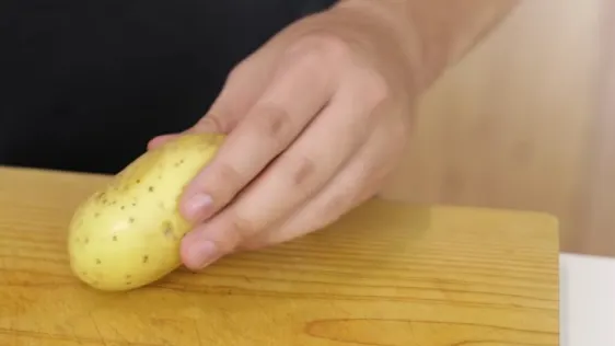 A dat patru cartofi pe răzătoare, apoi a pus ou bătut peste ei! Ce a ieşit e genial! VIDEO
