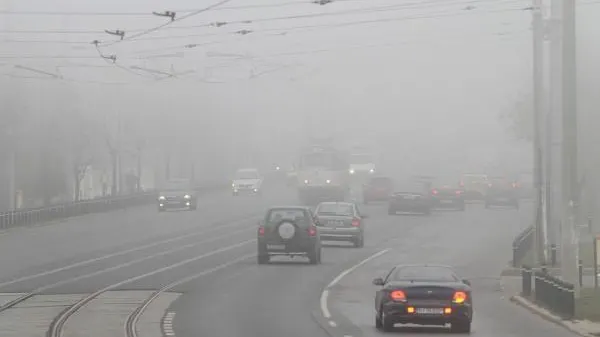 Ceață și ninsori în mai multe județe din țară. Cum se circulă pe drumurile din România