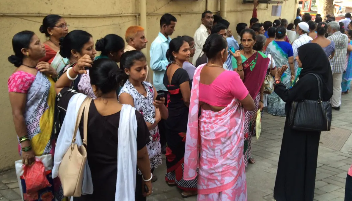 HAOS la bancomatele din India. Cozi imense după ce Guvernul a luat o decizie-șoc