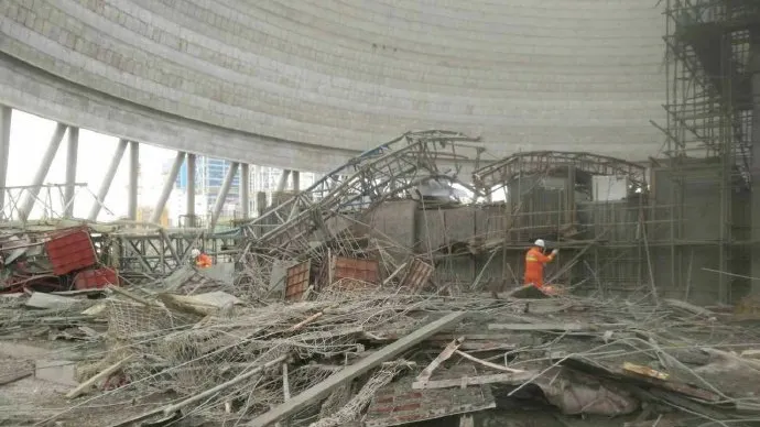 Carnagiu. Cel puțin 40 de oameni au murit după ce o platformă de construcții s-a prăbușit