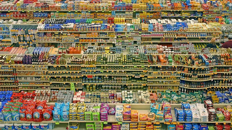 23 de tone de mâncare expirată, găsite într-un depozit. Produsele urmau să ajungă în magazine