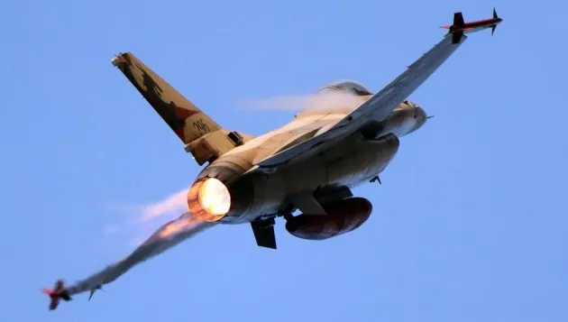 Avioane israeliene au lovit armata siriană și un convoi Hezbollah lângă Damasc