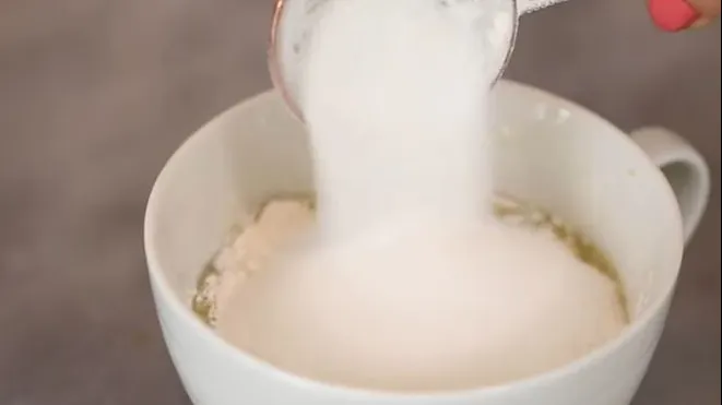 Toarnă făină în cafeaua de dimineață. După câteva minute, surpriză