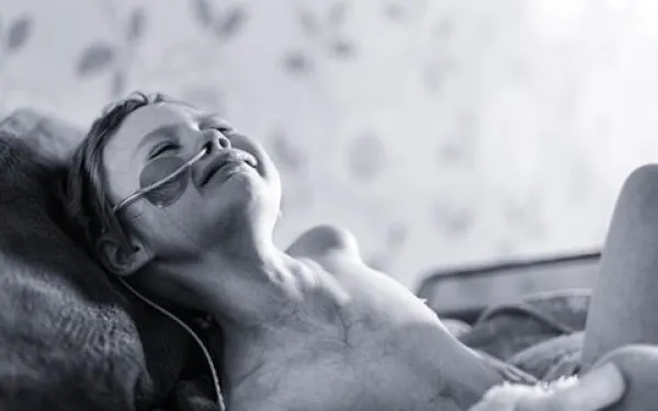 Imaginea durerii cumplite şi tragedia din spatele fotografiei care împietrit o lumea întreagă
