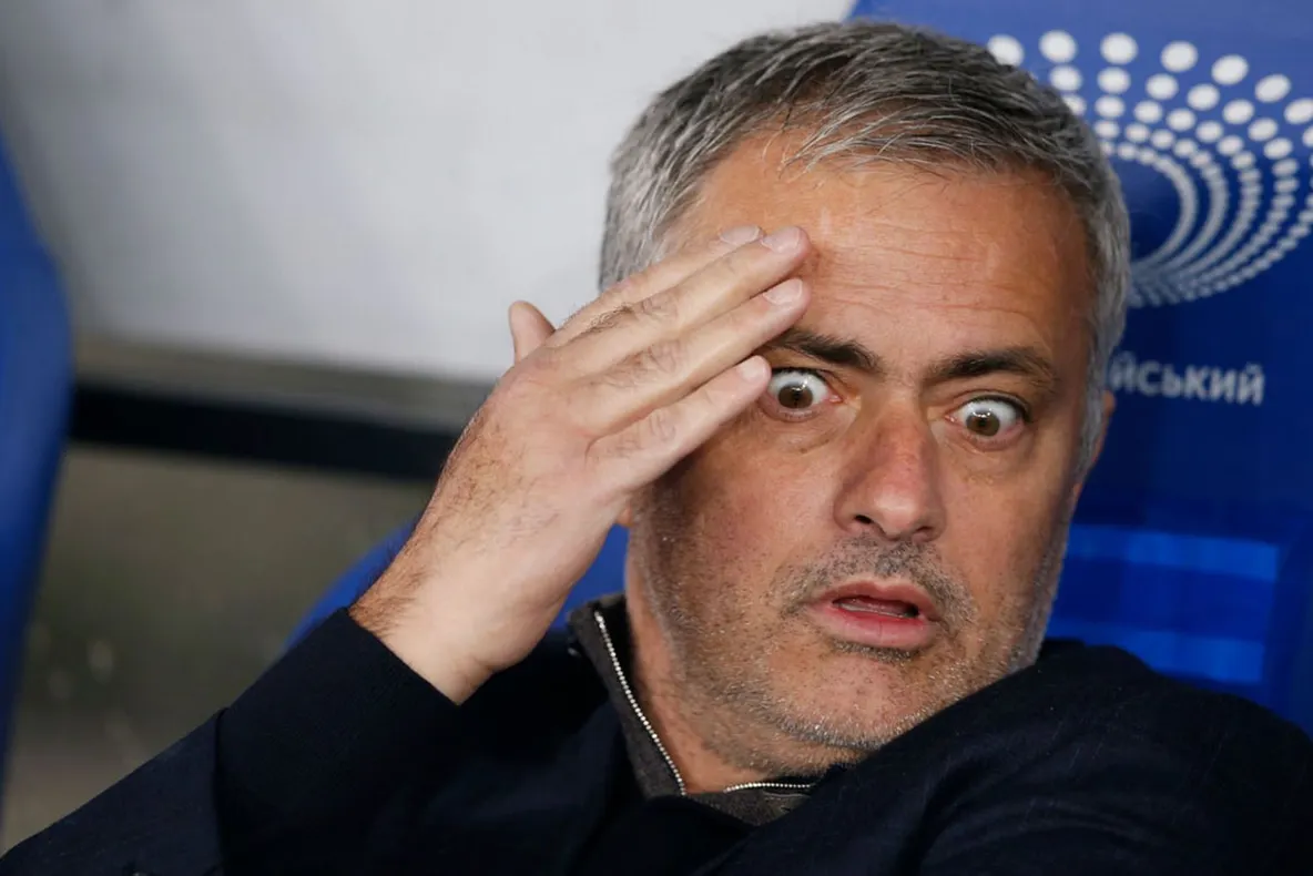 Scandal uriaș în vestiarul celor de la City. Mourinho, atacat cu sticle de lapte 