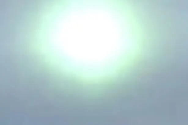 O bilă verde, luminoasă, a apărut pe cer. Nimeni nu știe ce este, dar imaginile sunt spectaculoase