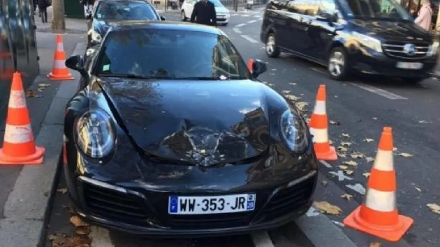 Un Porsche Carrera, de 150.000 euro, detonat de geniştii în centrul Parisului. Motivul este șocant