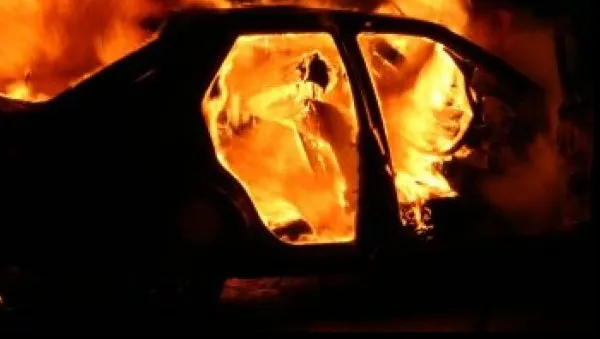 Autoutilitară în flăcări pe Autostrada Soarelui. Traficul este blocat