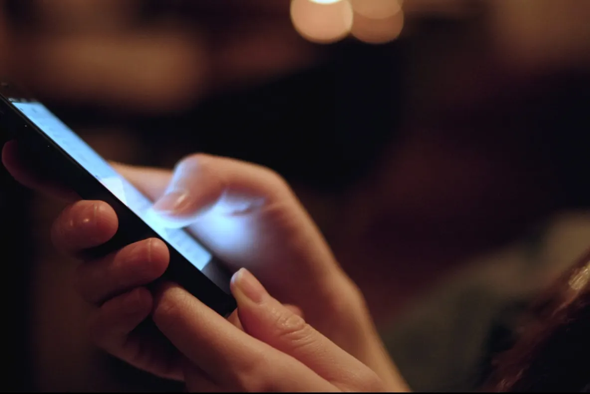 Studiu ALARMANT: Lumina albastră emisă de telefoanele mobile afectează sănătatea