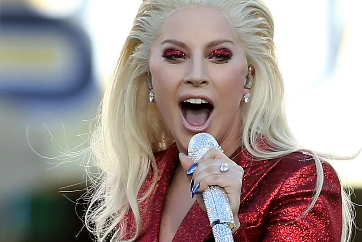 Emoţionant! Lady Gaga a cântat pentru tinerii LGBTQ respinşi de familii şi fără adăpost 