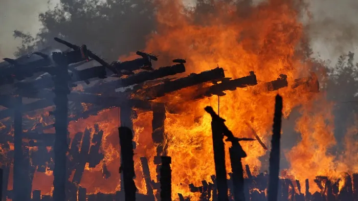 O bătrână a murit carbonizată într-un incendiu care i-a cuprins locuința