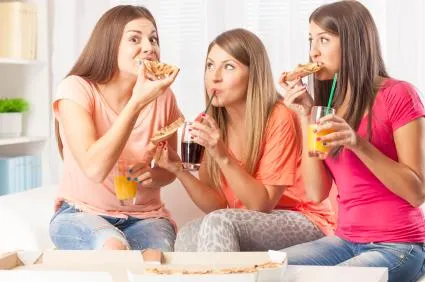 Trei fete au comandat pizza la un party în pijamale.Au deschis cutia.ŞOCATE de ce au găsit înăuntru