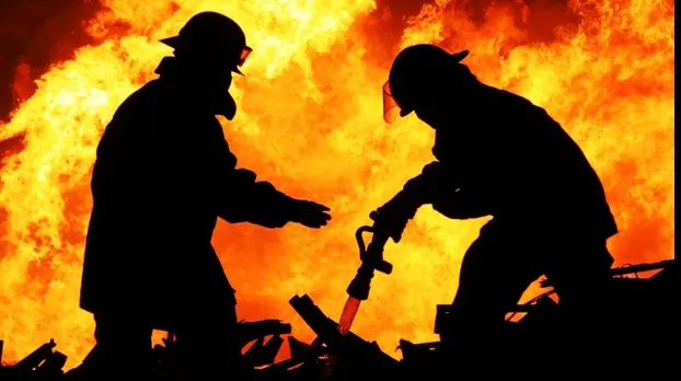 Incendiu violent la Codlea. Focul a fost stins. 500 de metri pătrați de deșeuri din plastic au ars